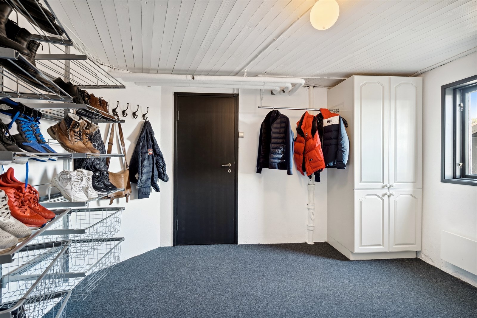 God plass til oppbevaring av yttertøy Galleribilde
