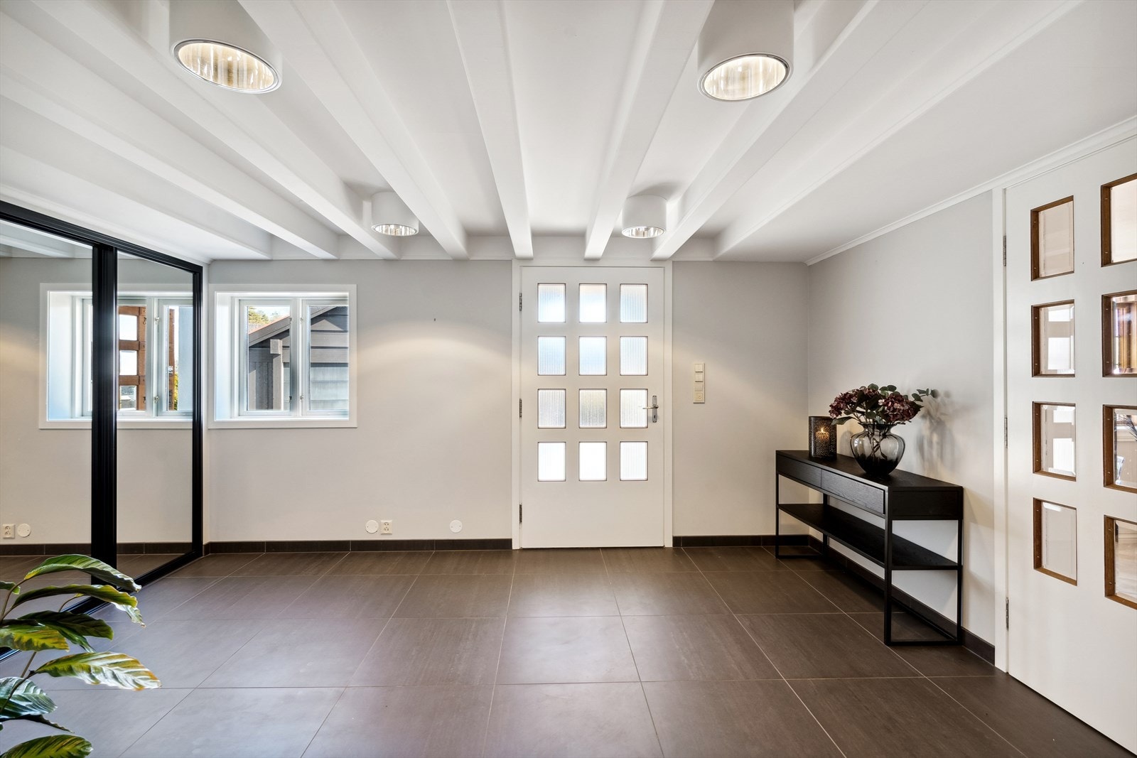 Stor skyvedørsgarderobe for praktisk oppbevaring Galleribilde