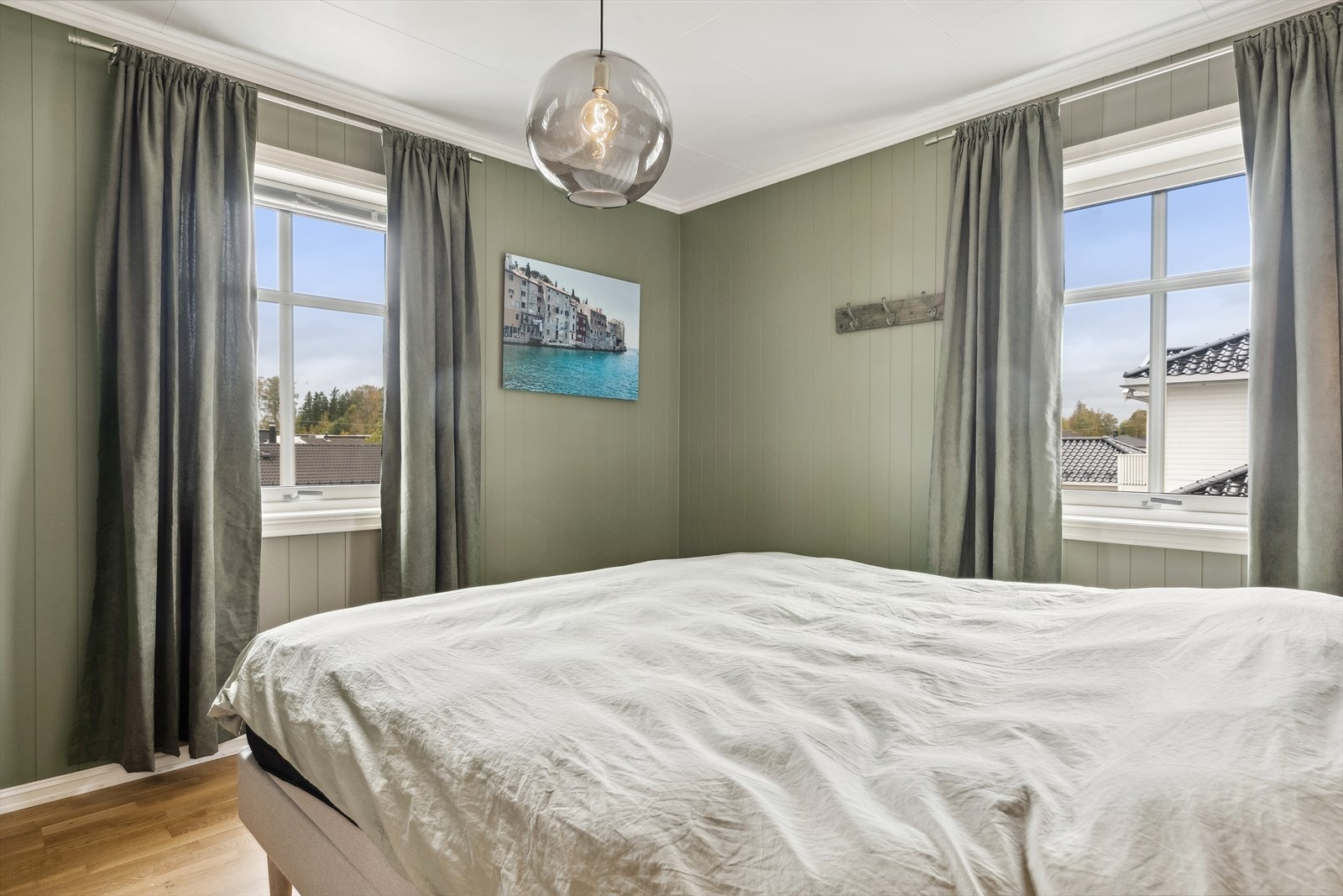 Lyst og pent hovedsoverom med god plass til dobbeltseng. Galleribilde