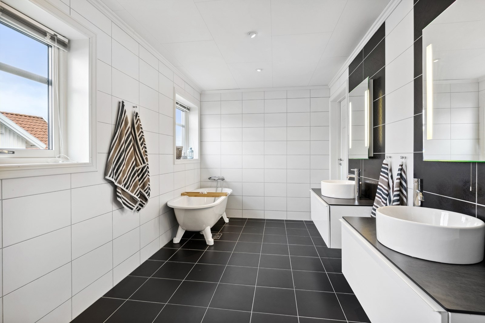 På dette badet er det både dusjhjørne med glassdører og badekar. Galleribilde
