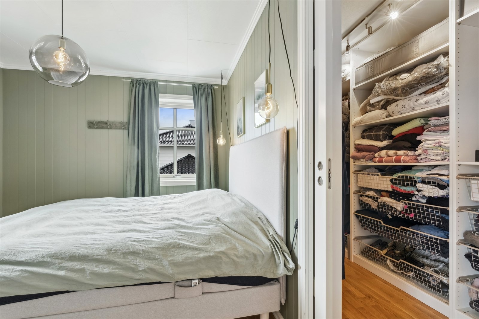 Hovedsoverommet har egen "walk in" gardereobe. Galleribilde