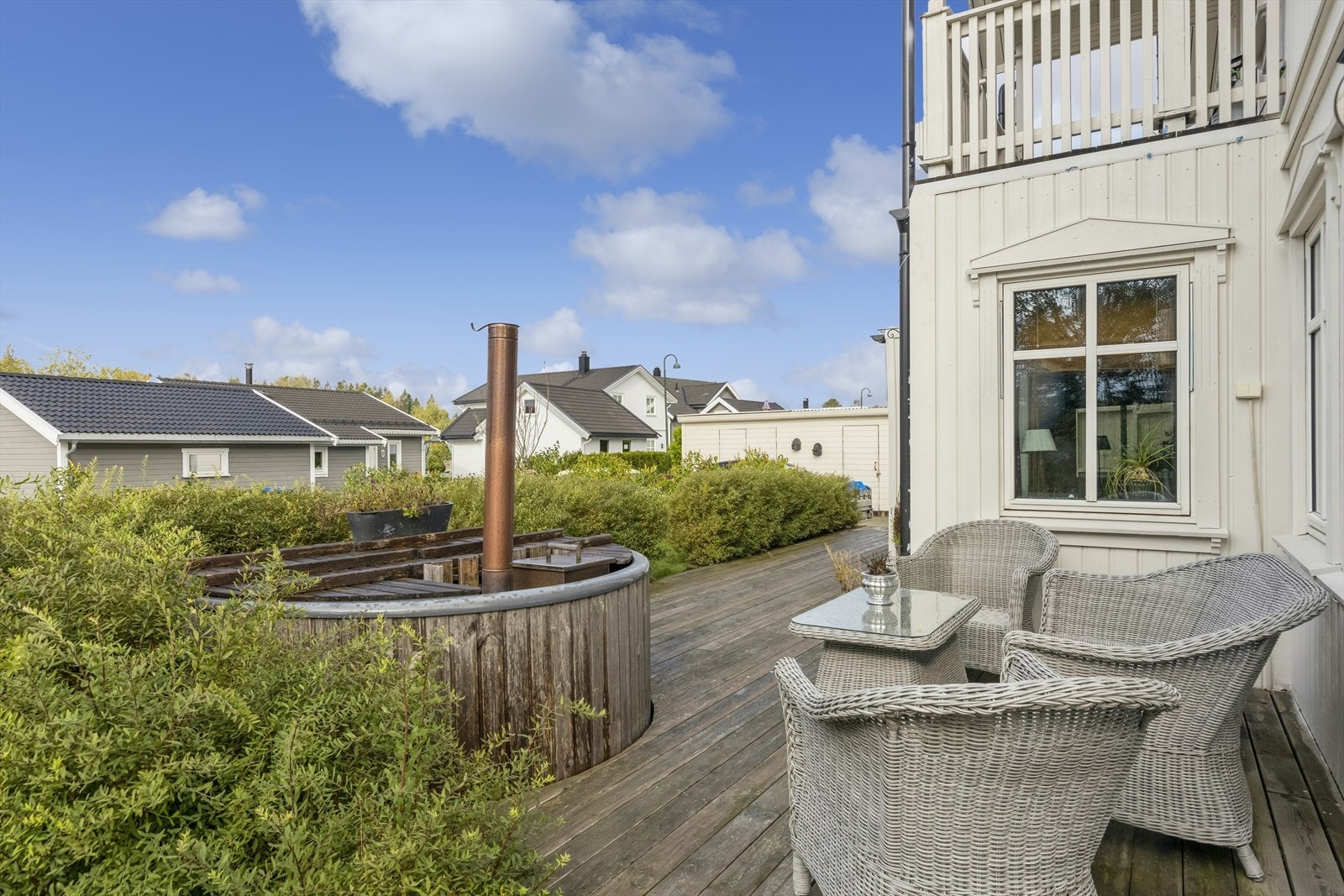 Det er uteplasser rundt huset, så her kan flytte seg rundt etter solen, eller flytte seg inn i utestuen eller under tak på den overbygde delen. Galleribilde