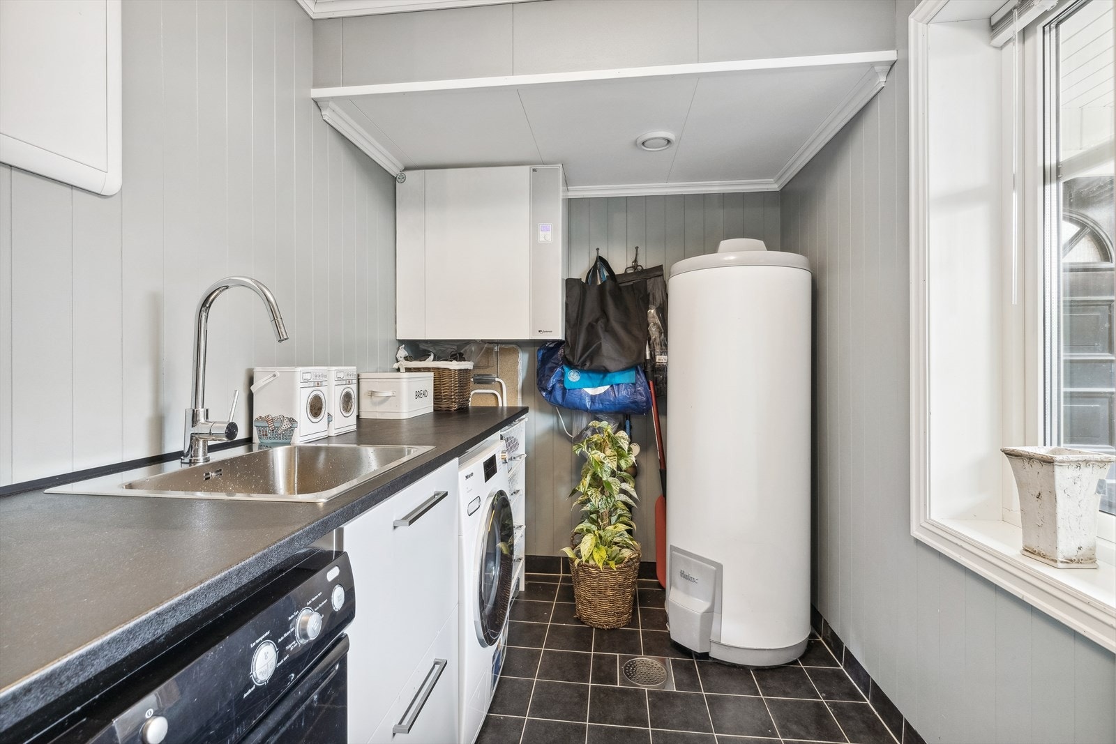 Praktisk vaskerom med varme i gulvet. Galleribilde