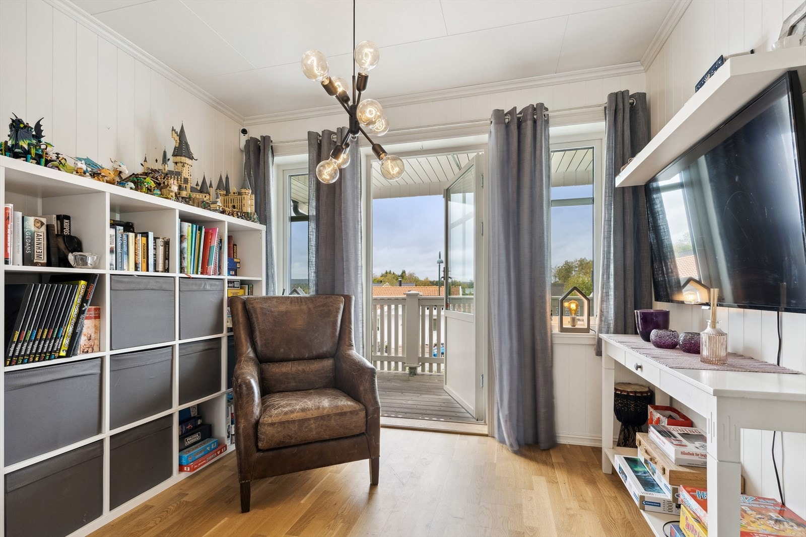 Koselig loftstue med utgang til balkong. Galleribilde
