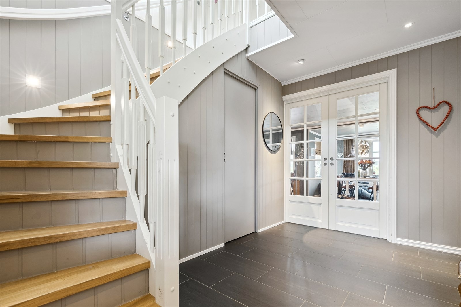 Det er etablert praktisk garderobe under trappen. Galleribilde