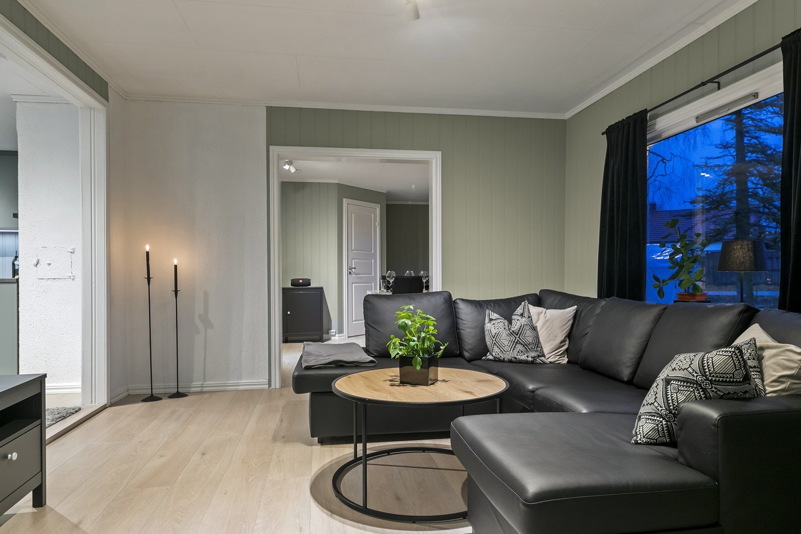 Det er hele to stuer i leiligheten Galleribilde