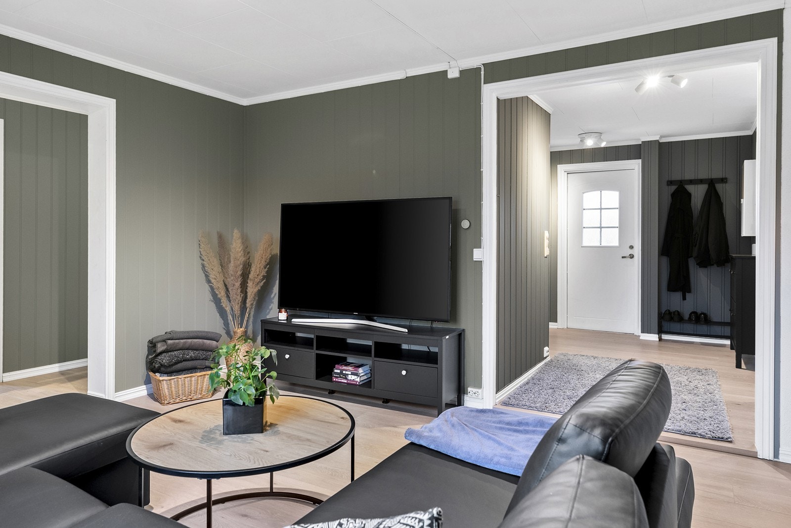 Delikat stue med god plass til sofa Galleribilde