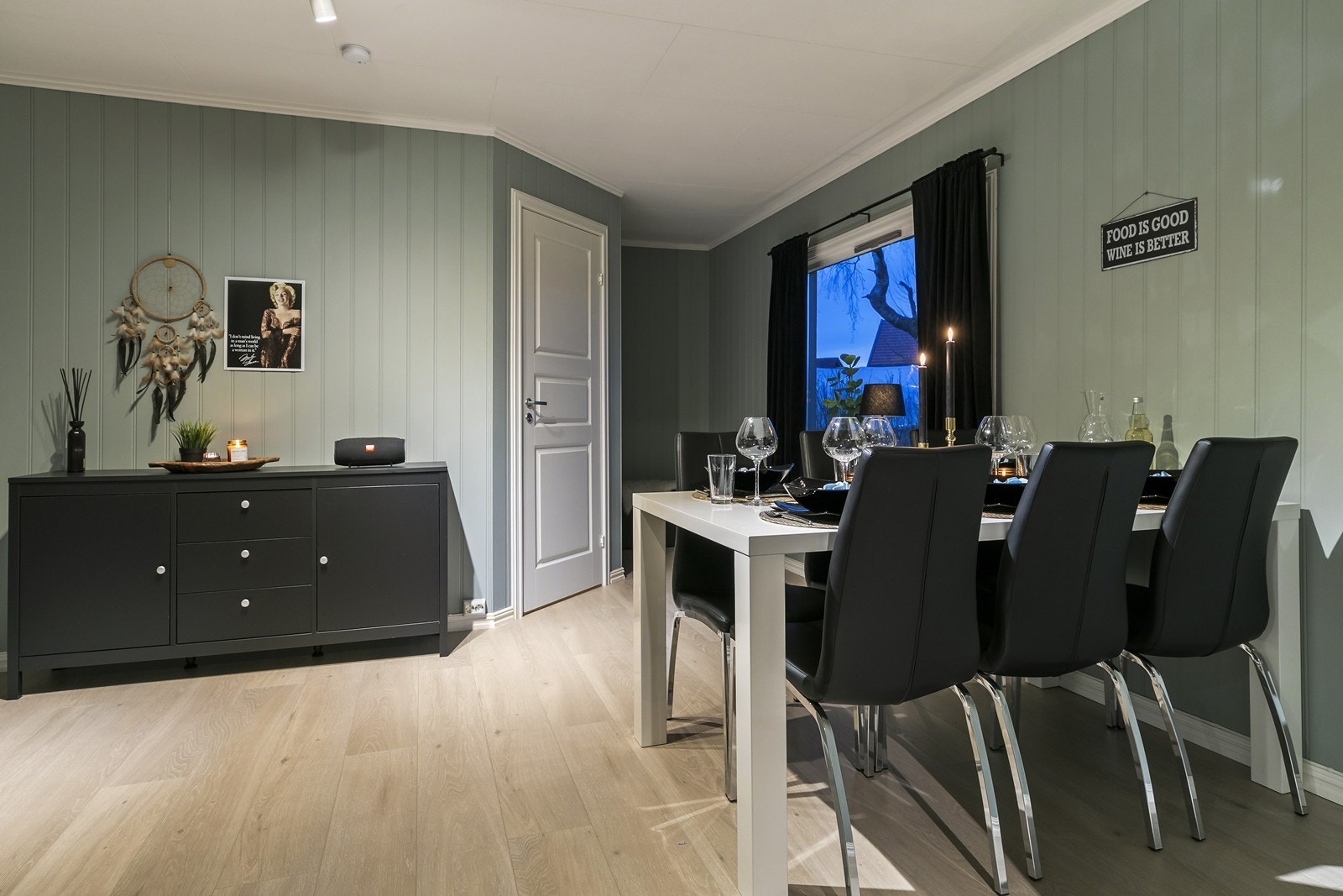Det er god plass i spisestuen som også eventuelt kan møbleres med sofa Galleribilde