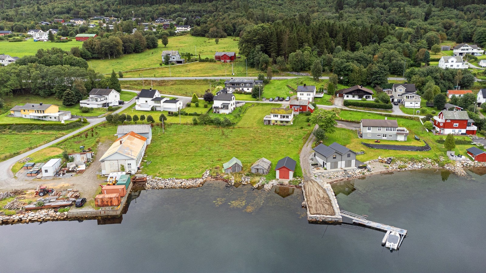 Eiendommen består av to hus og ett naust Galleribilde