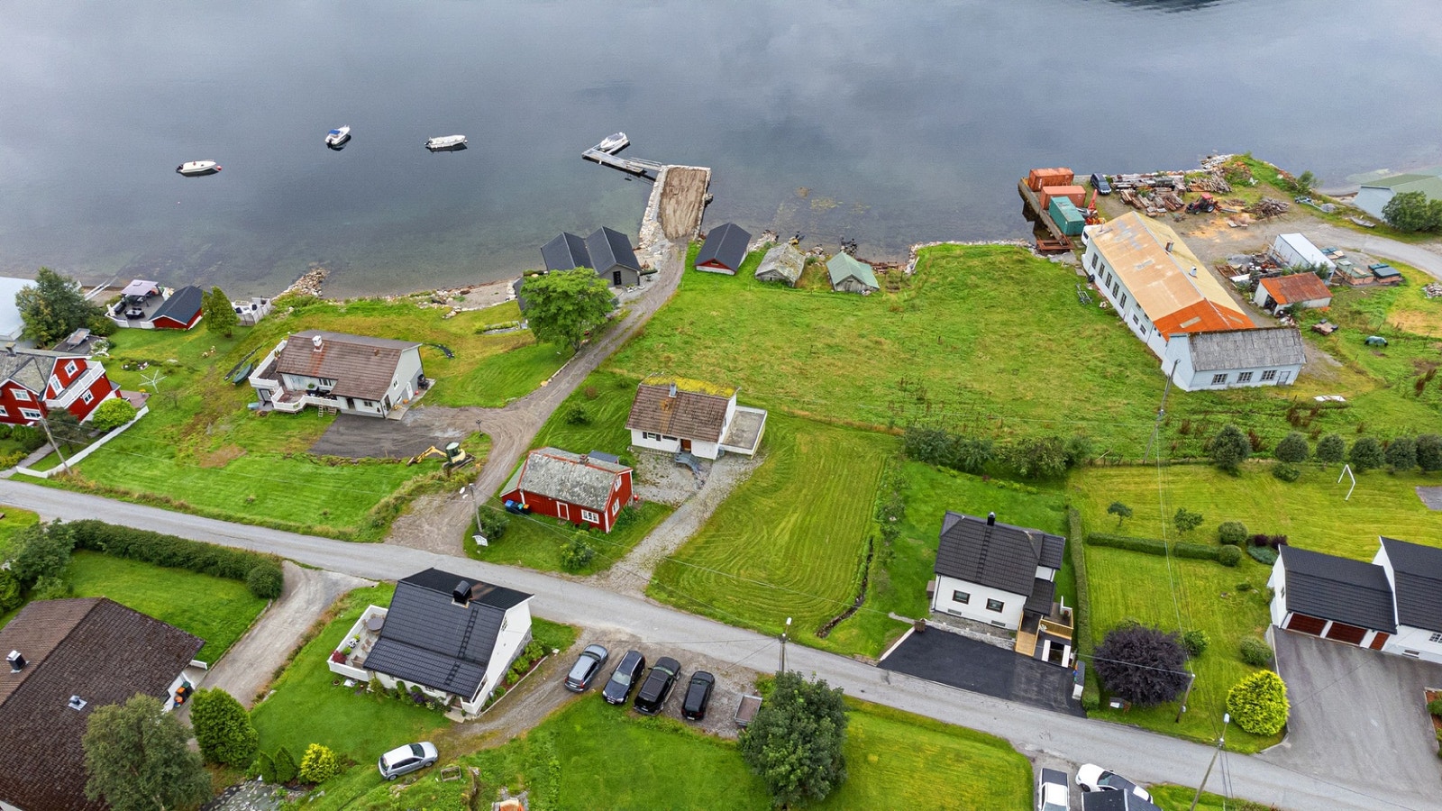 Tomta er på hele 3,3 mål totalt Galleribilde