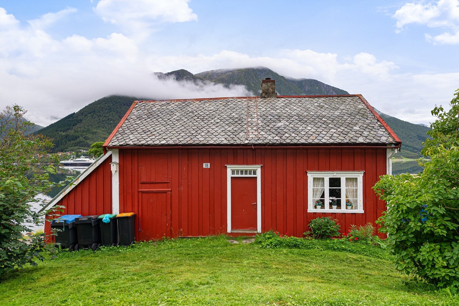 Eldre kombinert bolig og løe. Tidligere fjøs og lagringsrom til venstre. Galleribilde