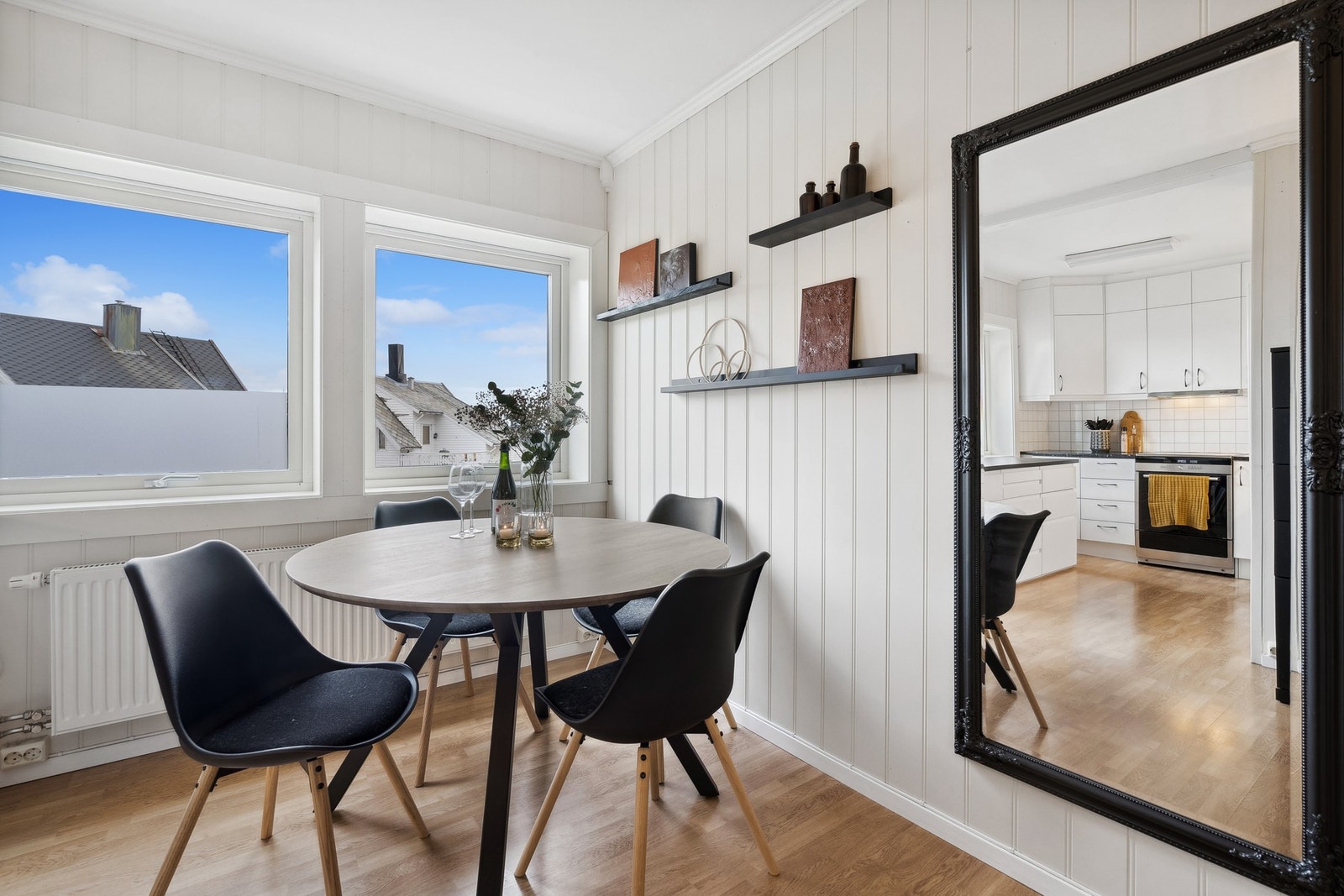 God plass for større spisegruppe på kjøkken. Galleribilde