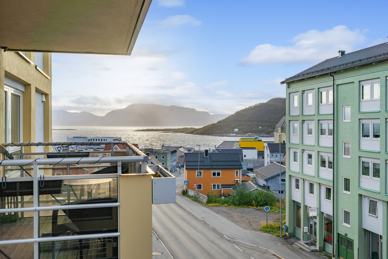 Flott utsikt ut mot fjorden fra balkong. Galleribilde