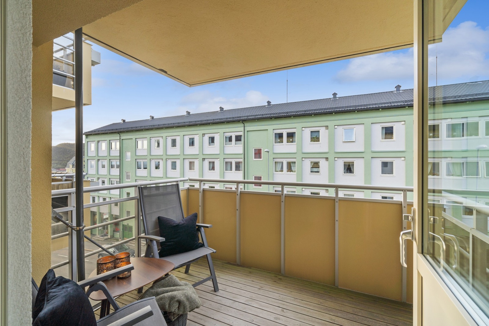 Fra balkongen har man utsikt og gode solforhold. Galleribilde