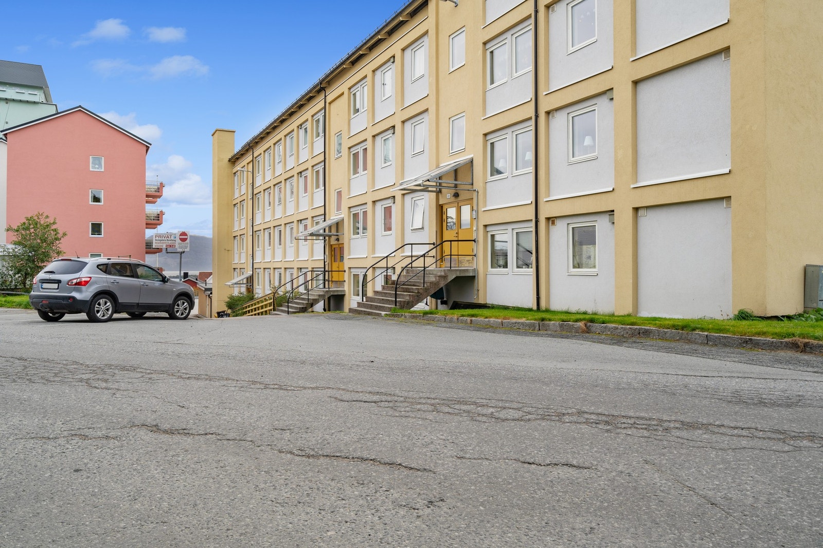 Inngangsparti, leiligheten får tildelt en fast parkeringsplass på felles biloppstillingsplass. Galleribilde