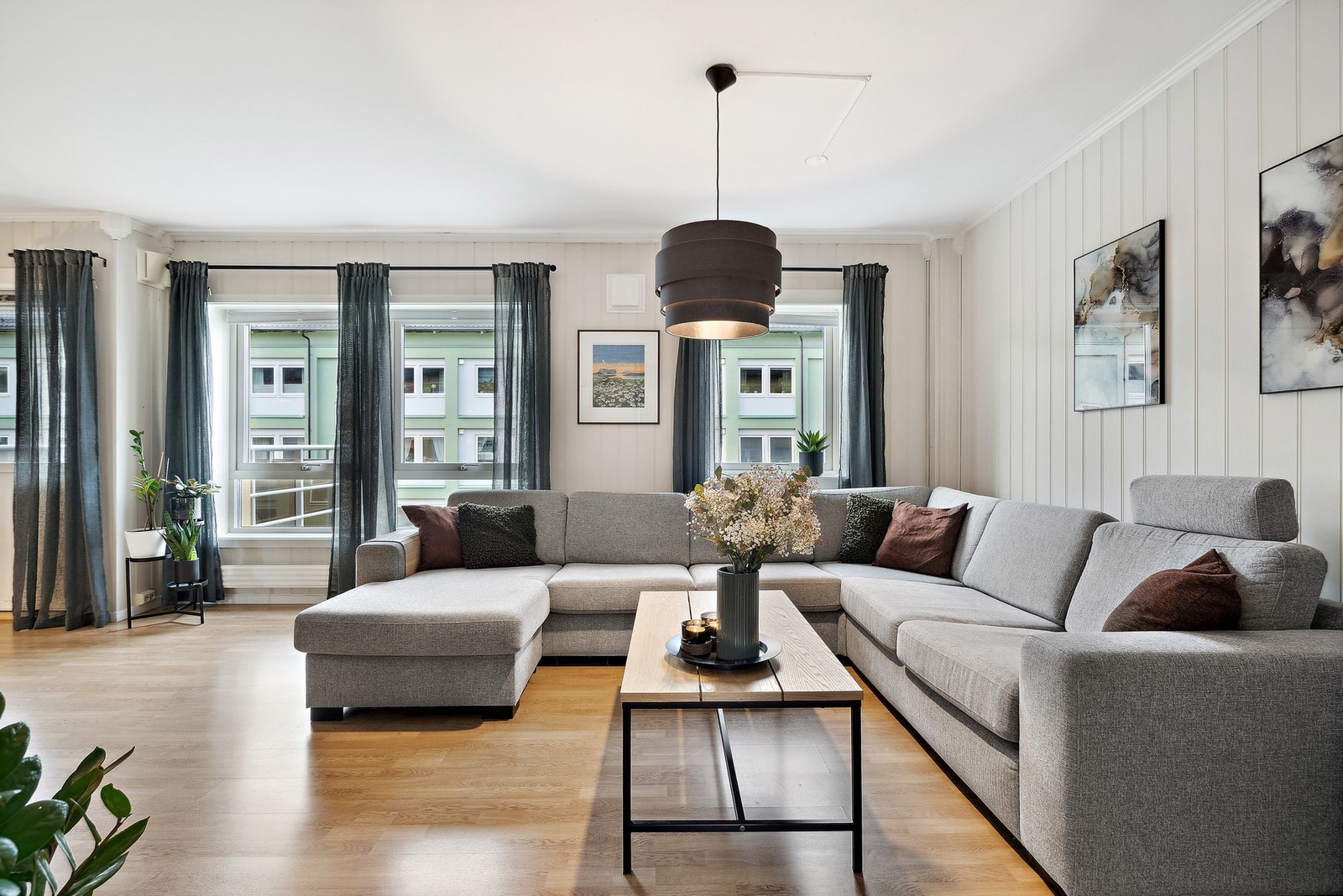Lys og romslig stue med store vindusflater. Galleribilde