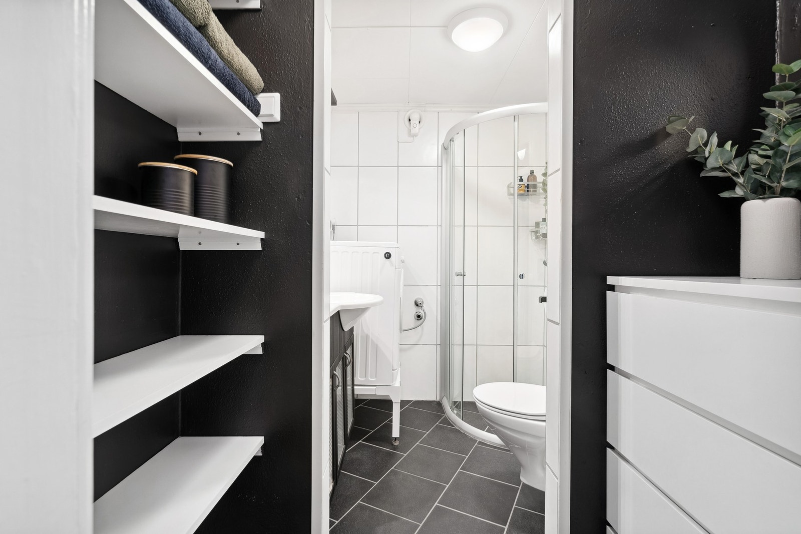 Varme i gulv og opplegg for vaskemaskin. Galleribilde