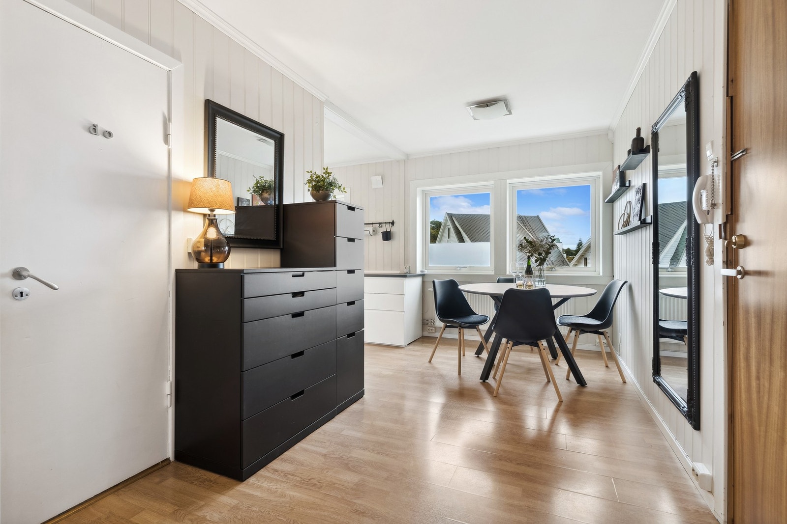 Adskilt kjøkken og stue med god plass for spisebord på kjøkken. Galleribilde