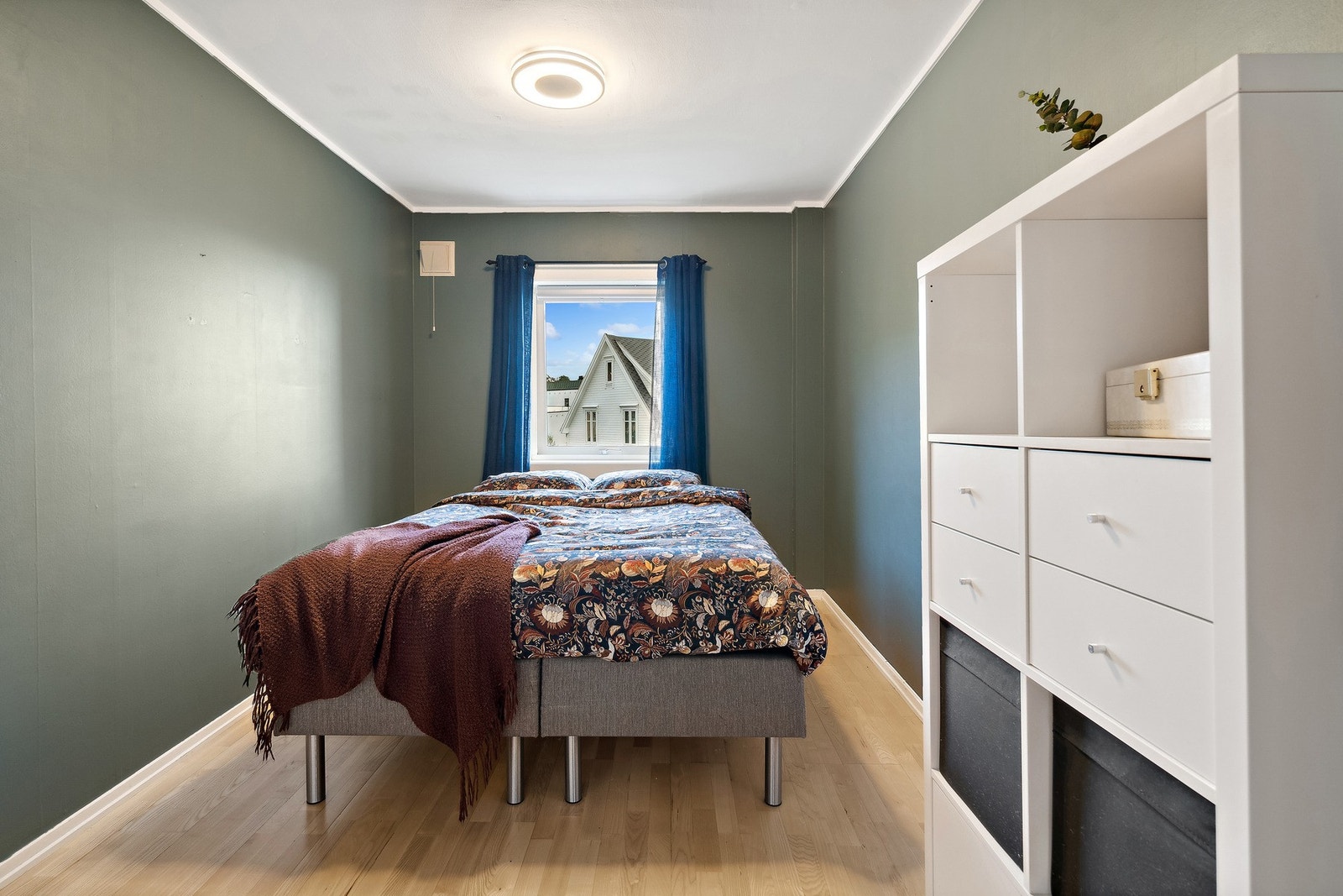 Soverom på 8,3kvm med god plass for dobbeltseng og nattbord. Galleribilde
