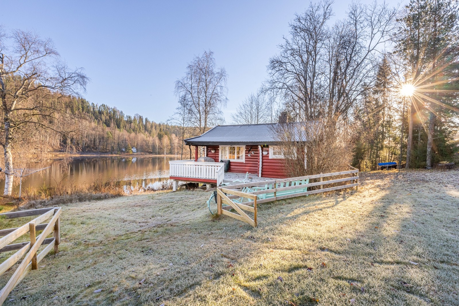 En tømmerhytte med idyllisk og solrik beliggenhet i Åbogen Galleribilde