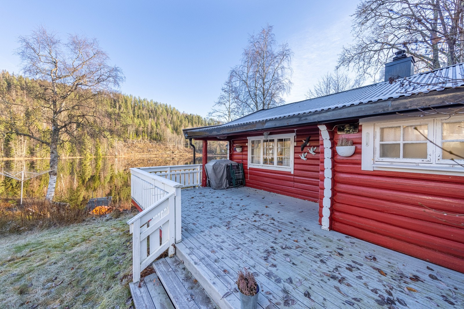 Hytten har en romslig terrasse på ca. 21 kvm utenfor ytterdøren. God plass til flere sittegrupper, planter og grill. Utstyrt med belysning, stikkontakt og terrassevarmer Galleribilde
