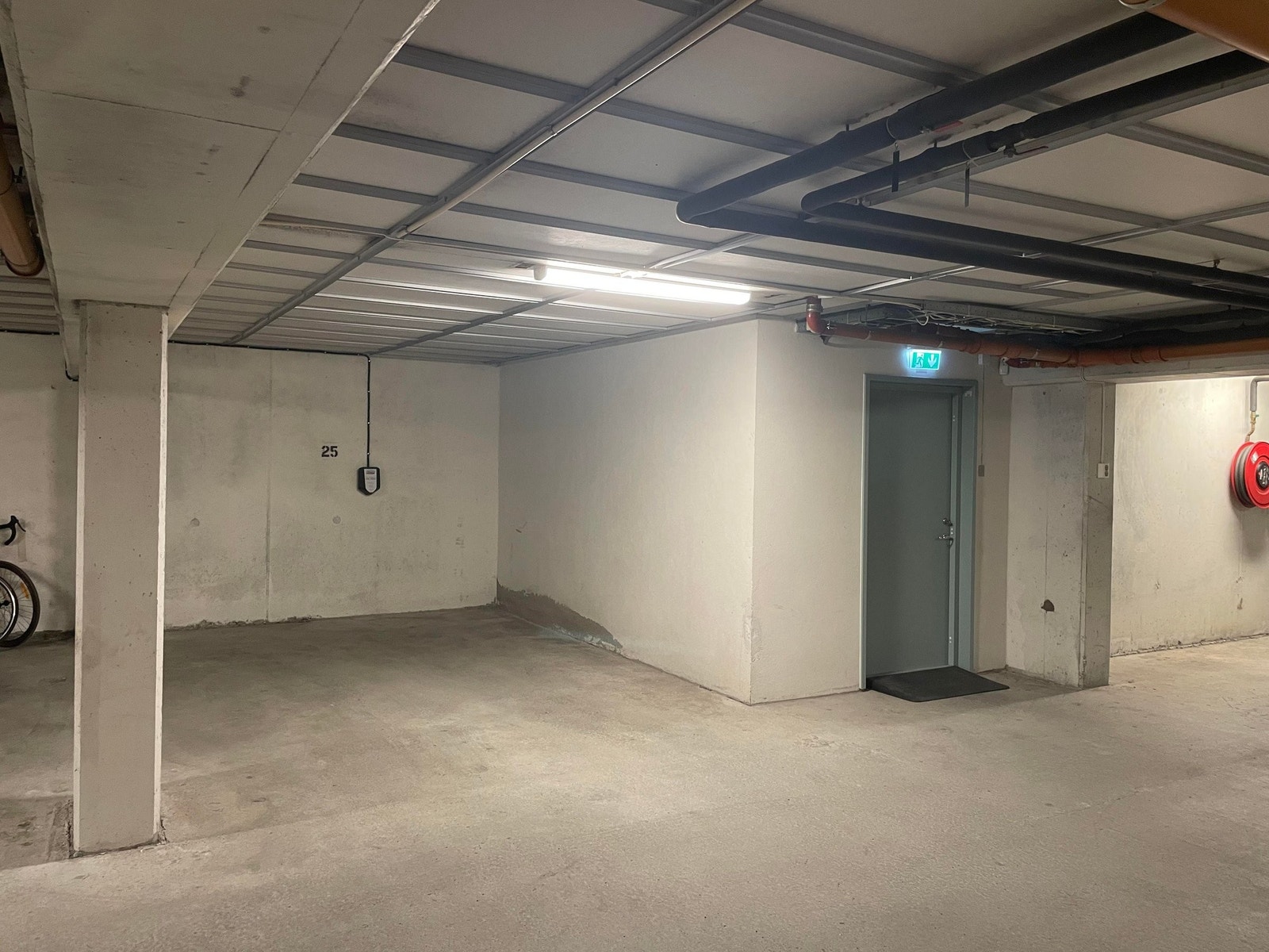 Innendørs garasjeplass av god størrelse, med el-lading, medfølger leiligheten. Galleribilde