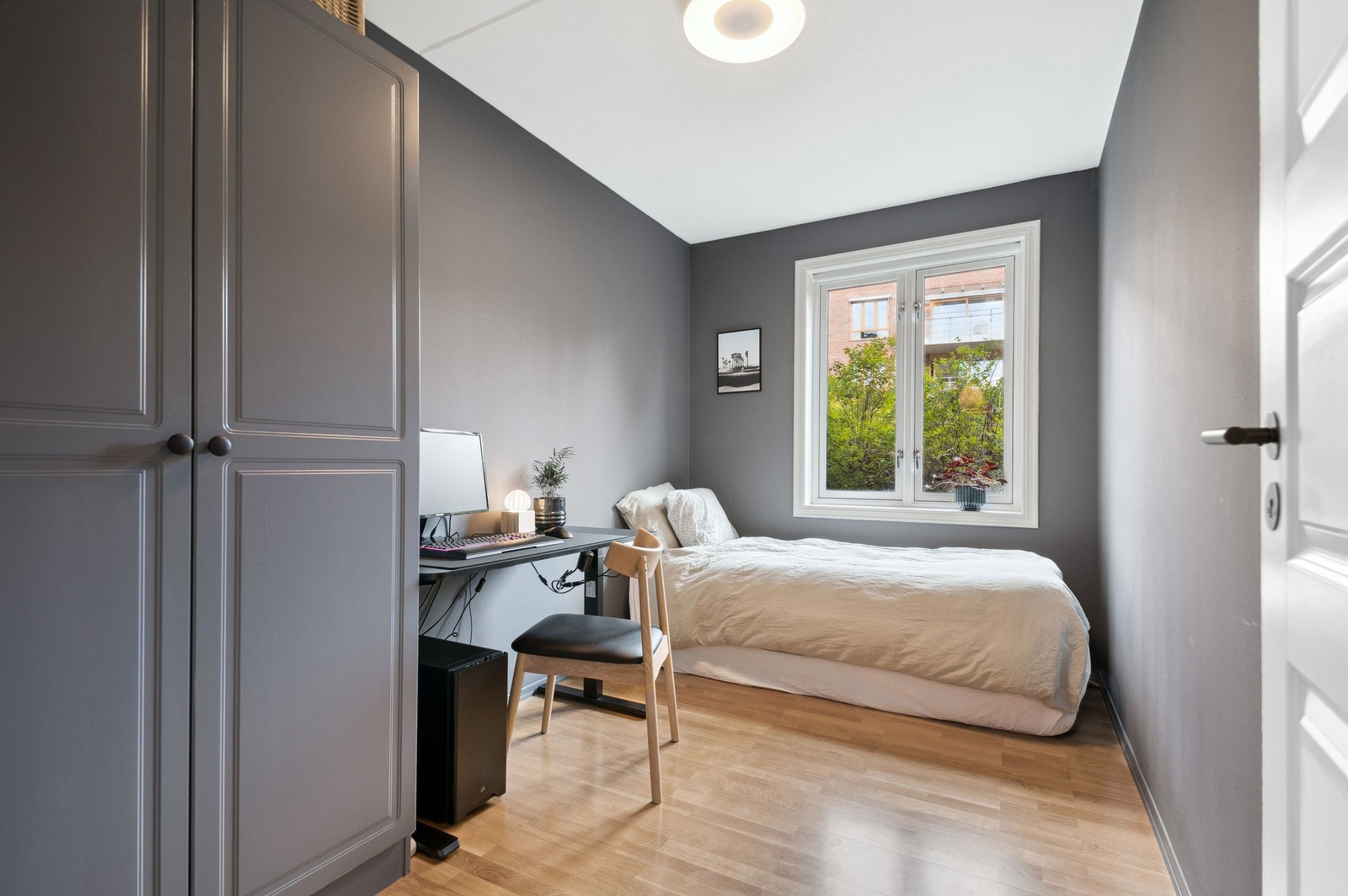 Leilighetens andre soverom med plass til dobbeltseng, kontorpult og garderobeskap. Galleribilde