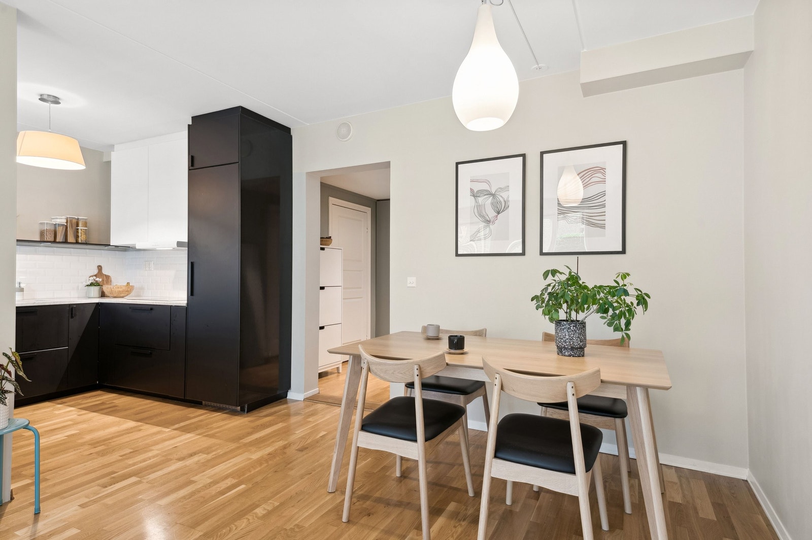 God plass til spisestue Galleribilde