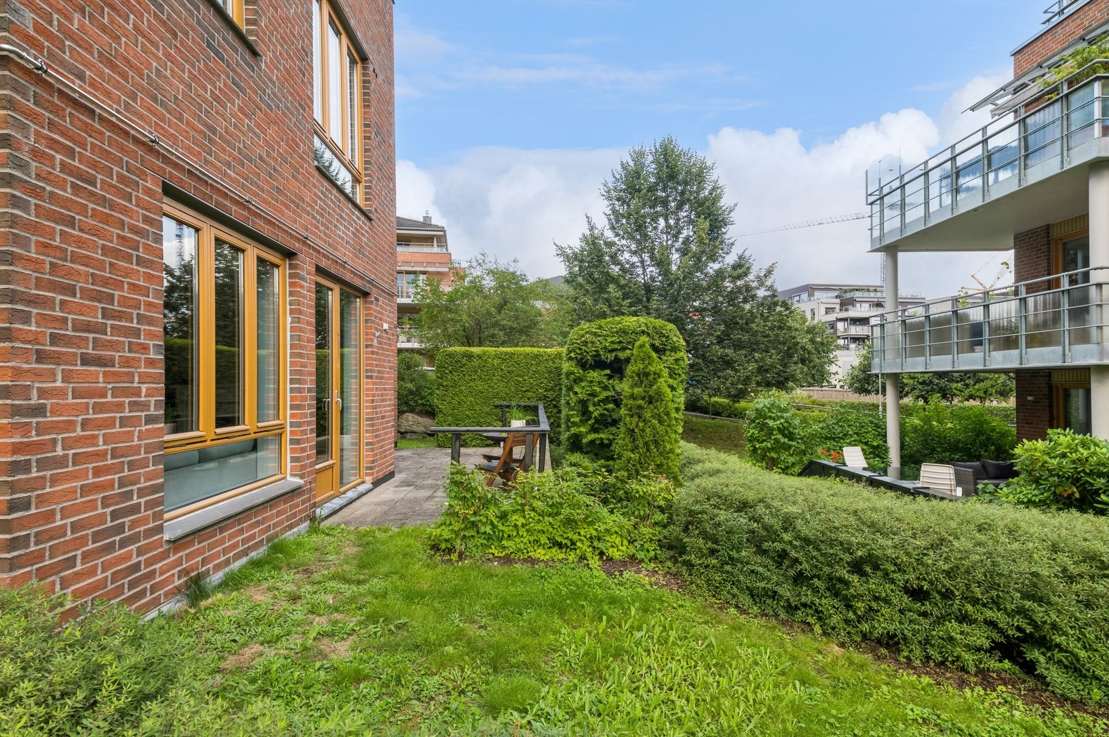 Markterrasse med direkte tilgang til gressplen Galleribilde