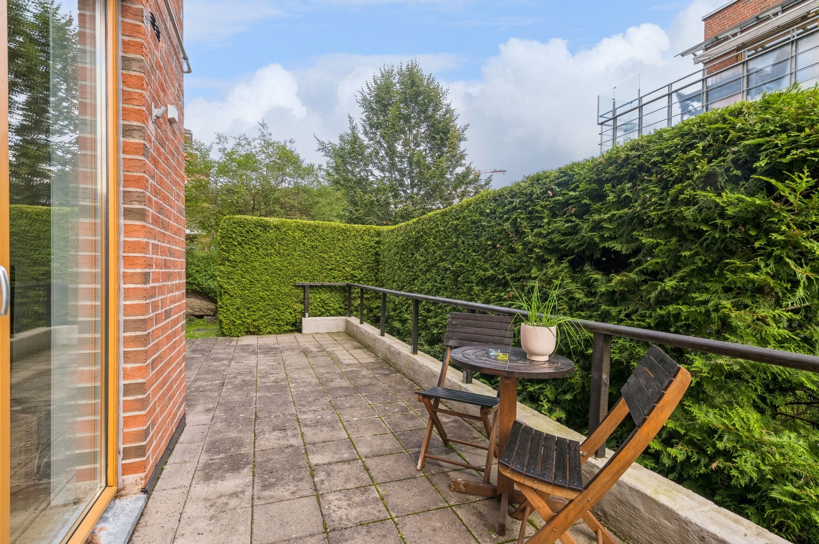Leilighetens markterrasse på ca. 18 kvm. God plass til sittegruppe, grill mm. Galleribilde