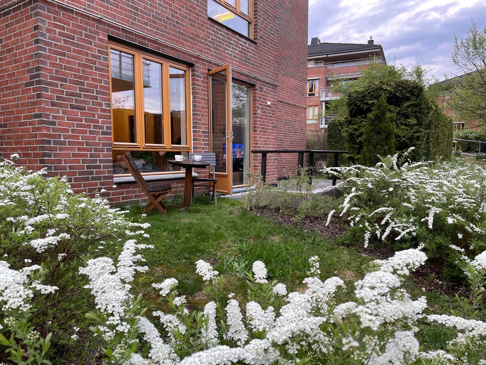 Foto av utearealet under blomstringen Galleribilde