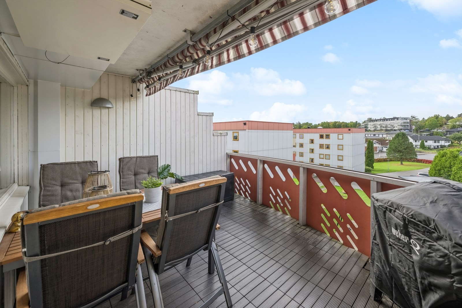Balkongen ligger fint til med fri sikt og svært gode solforhold. Galleribilde