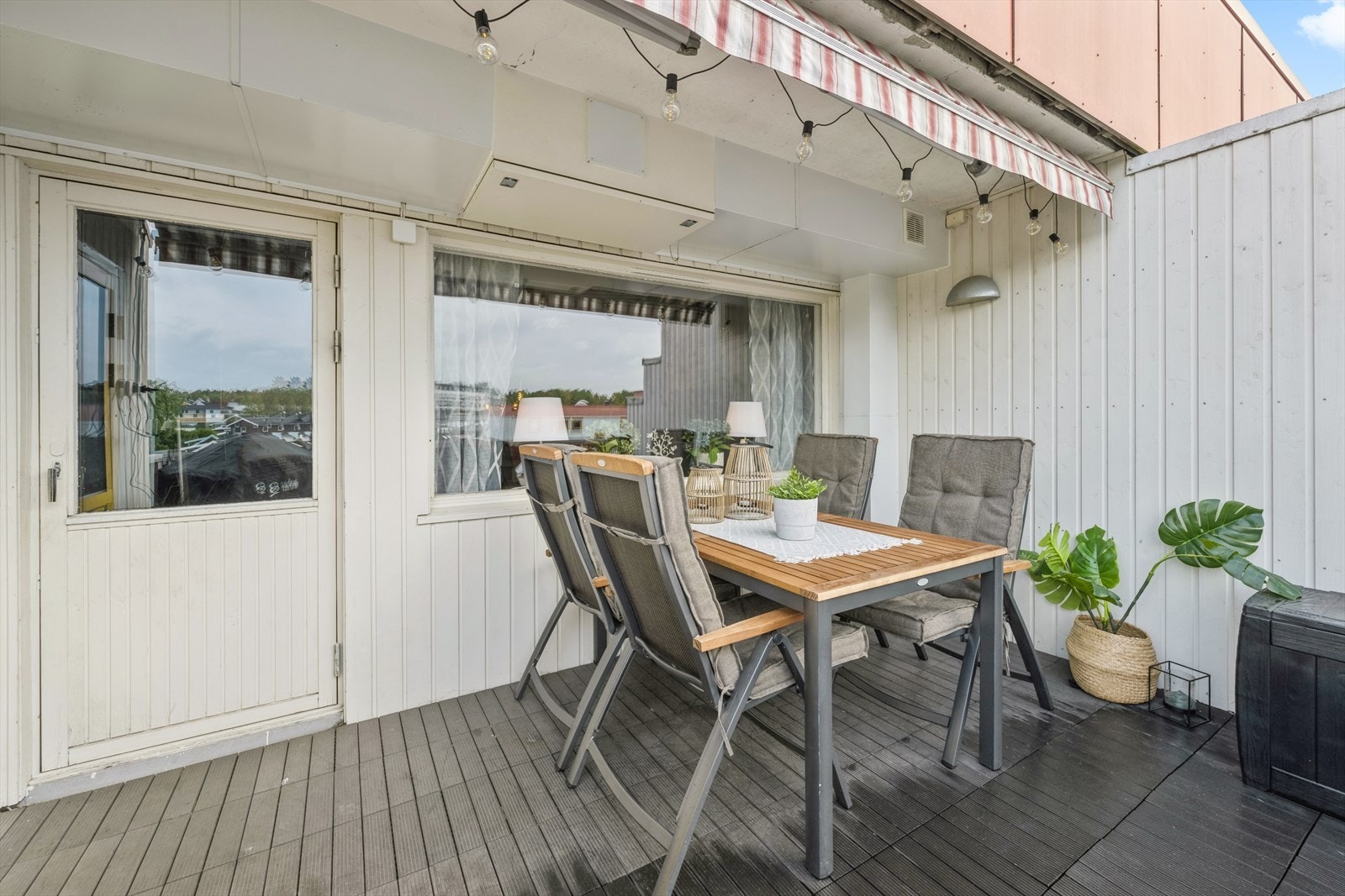 Fra både stue og kjøkken er det utgang til delvis overbygget balkong på ca. 12 m². Galleribilde