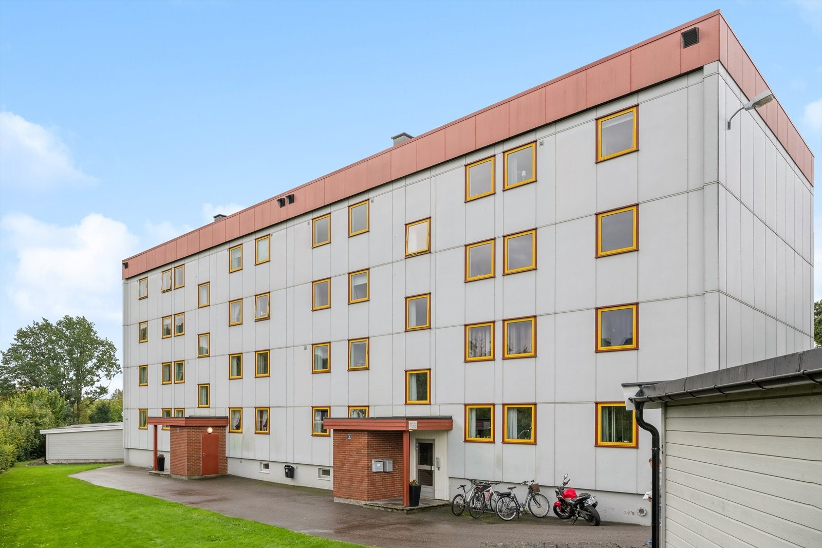 Tomten til borettslaget er opparbeidet med parkeringsplasser, garasjeplasser, plener, asfalterte veier og lekeplass. Galleribilde