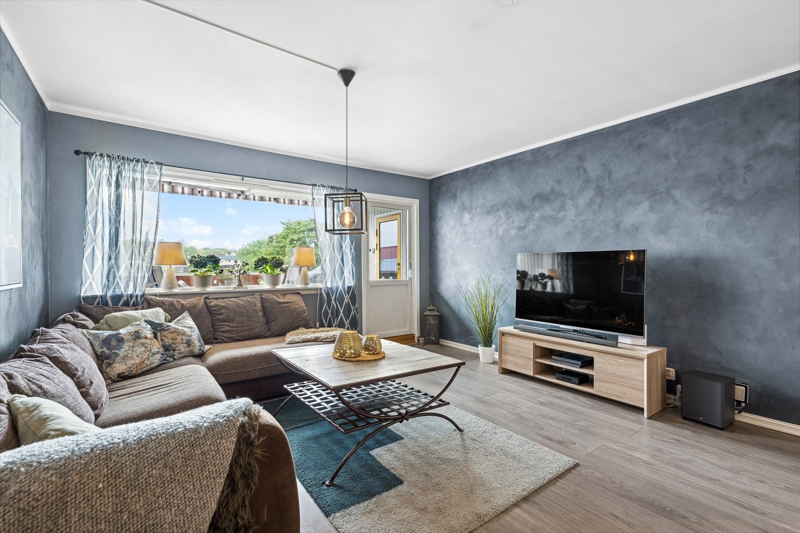 Stuen er innredet i moderne farger. Galleribilde