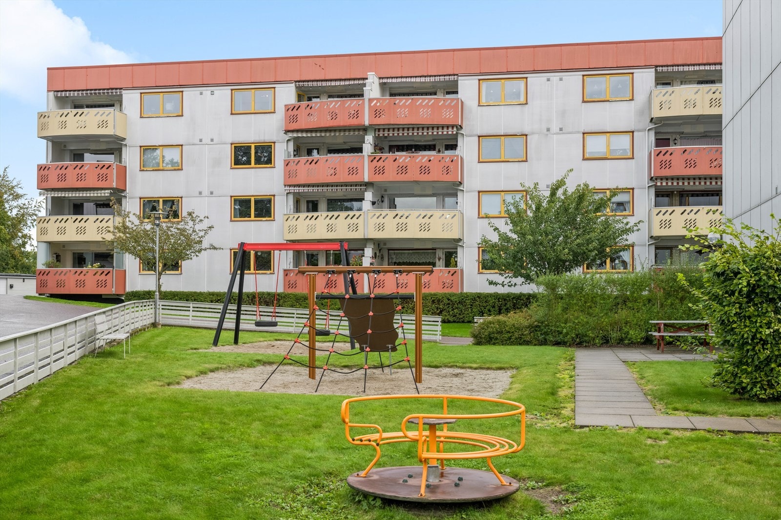 På fellesområdet er det laget en flott lekeplass for de minste i borettslaget. Galleribilde