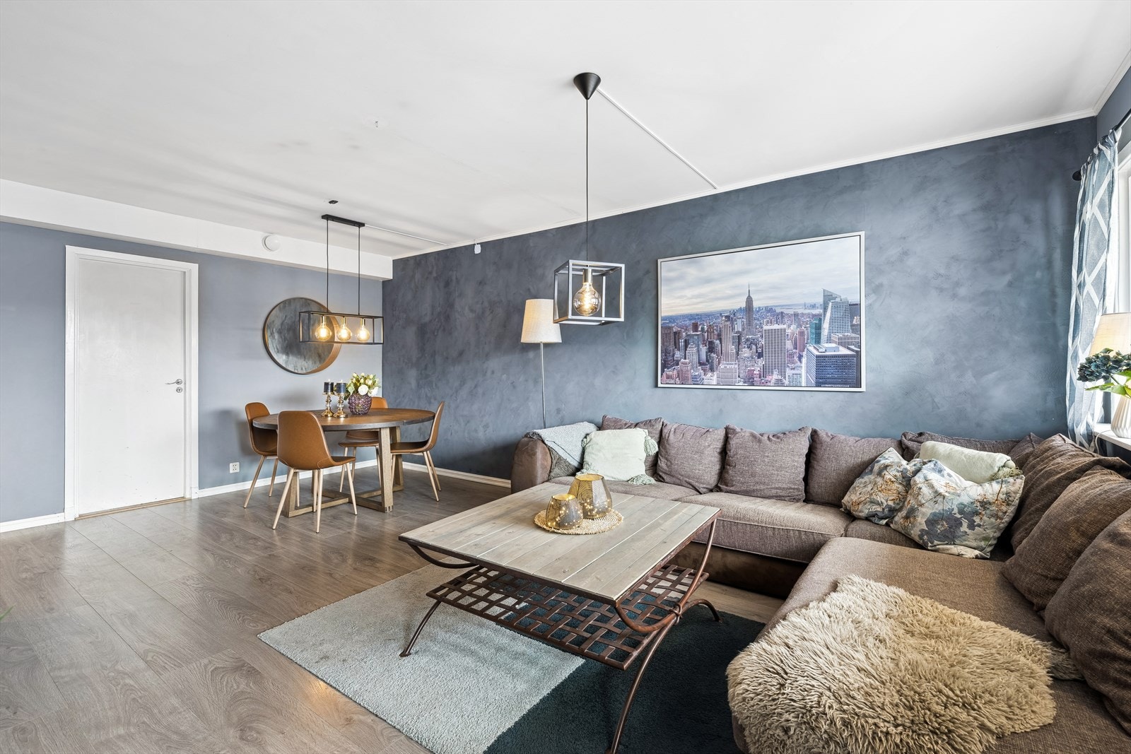 I stuen har man plass til både spisestue og TV-stue Galleribilde