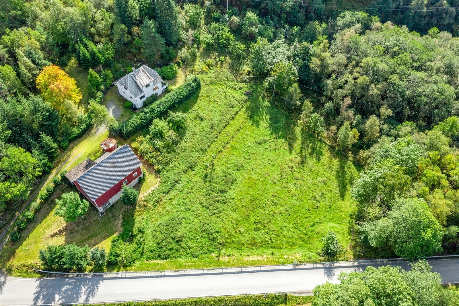 Eiendommens verdi ligger hovedsakelig i produktiv skog. Likevel har eiendommen et hyggelig tun med dyrket areal arrondert like ved tunet, på begge sider av Fistervegen. Det er anlagt grusvei ned til sjøen hvor eiendommen har strandlinje er på ca.6-700m. Galleribilde