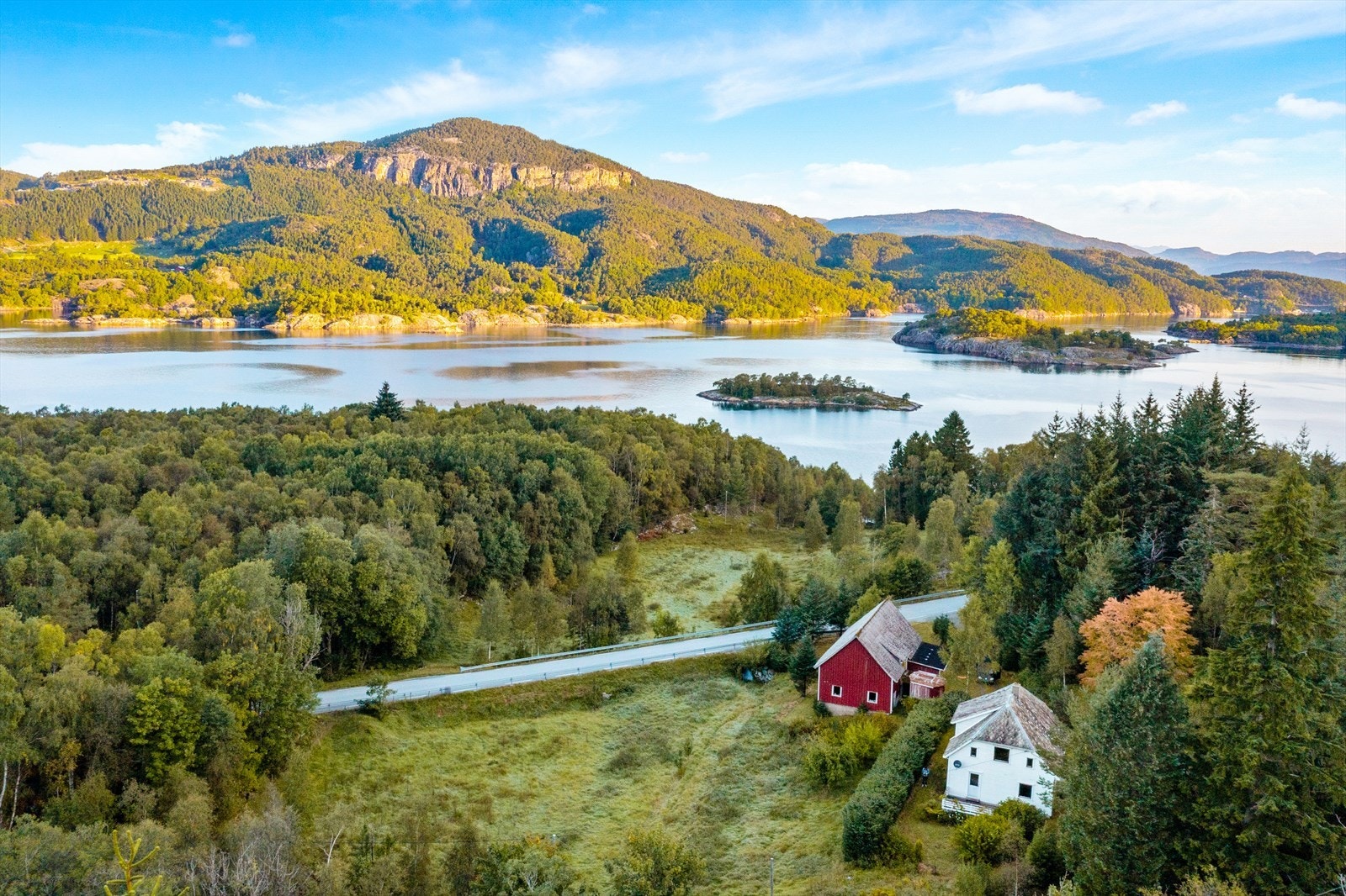 Eiendommen har et dyrket areal på 17.5 daa, 31.6 daa innmarksbeite, 762,8 daa
produktiv skog av høy bonitet. annet areal 74.4 daa. Totalt areal ca. 886.3 daa (iflg. Nibio Gardskart). Galleribilde