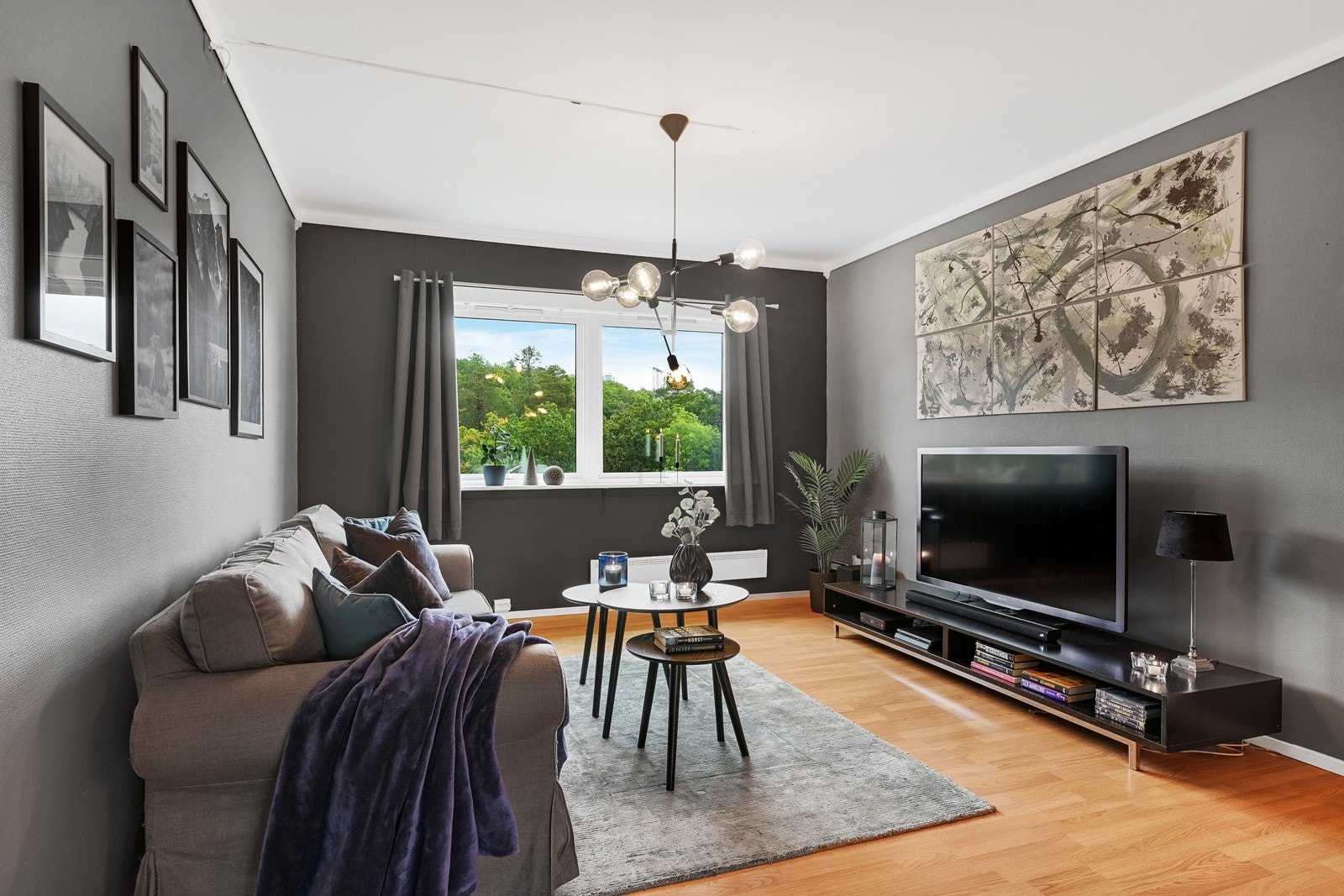 Vi fortsetter inn i stua - gjennomgående stue med god plass for både sofa og spisestue Galleribilde