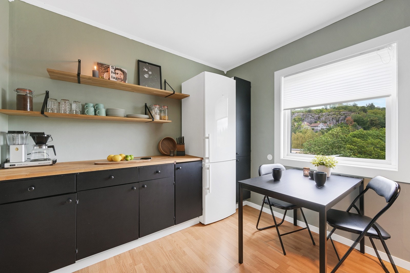Det er som vi ser plass for kjøkkenbord ved vinduet Galleribilde