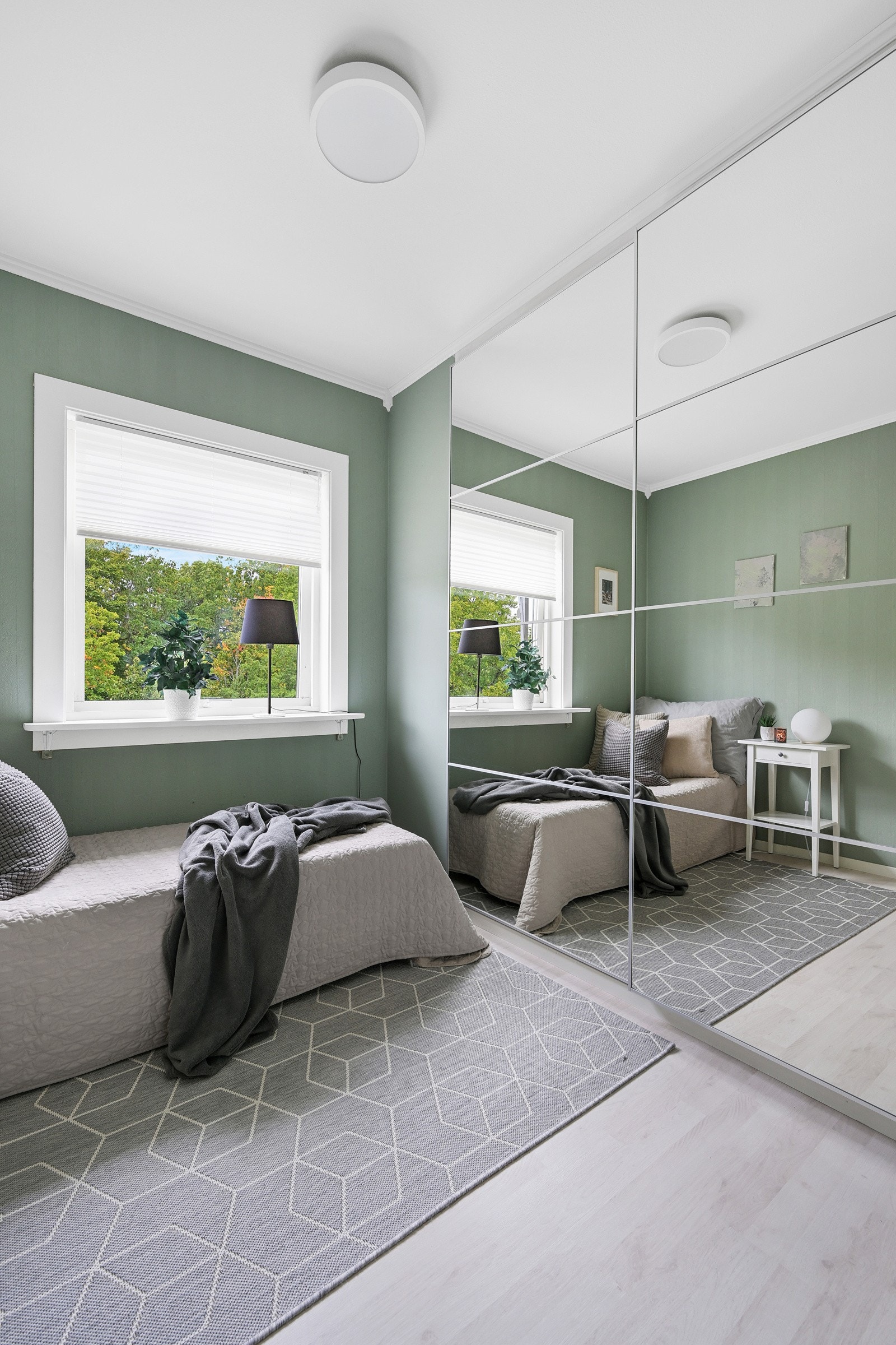 Dette soverommet har speil skyvedørsgarderobe Galleribilde
