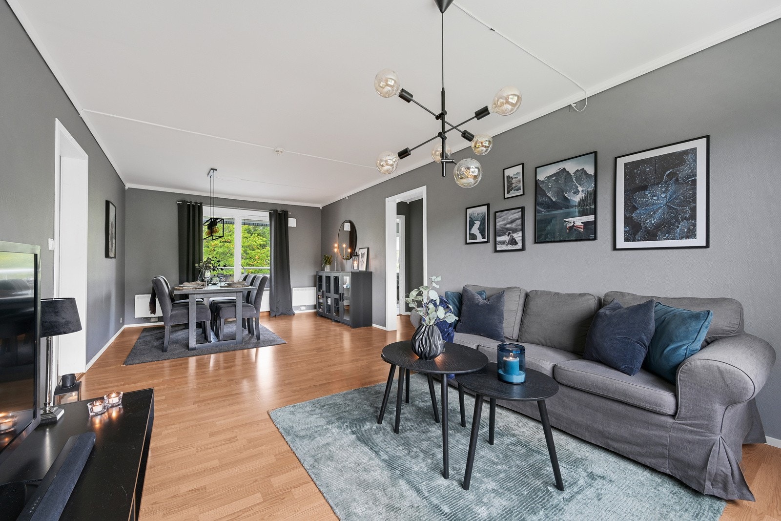 Oversiktsbilde stue - her ser vi både sofaen og spisestua Galleribilde