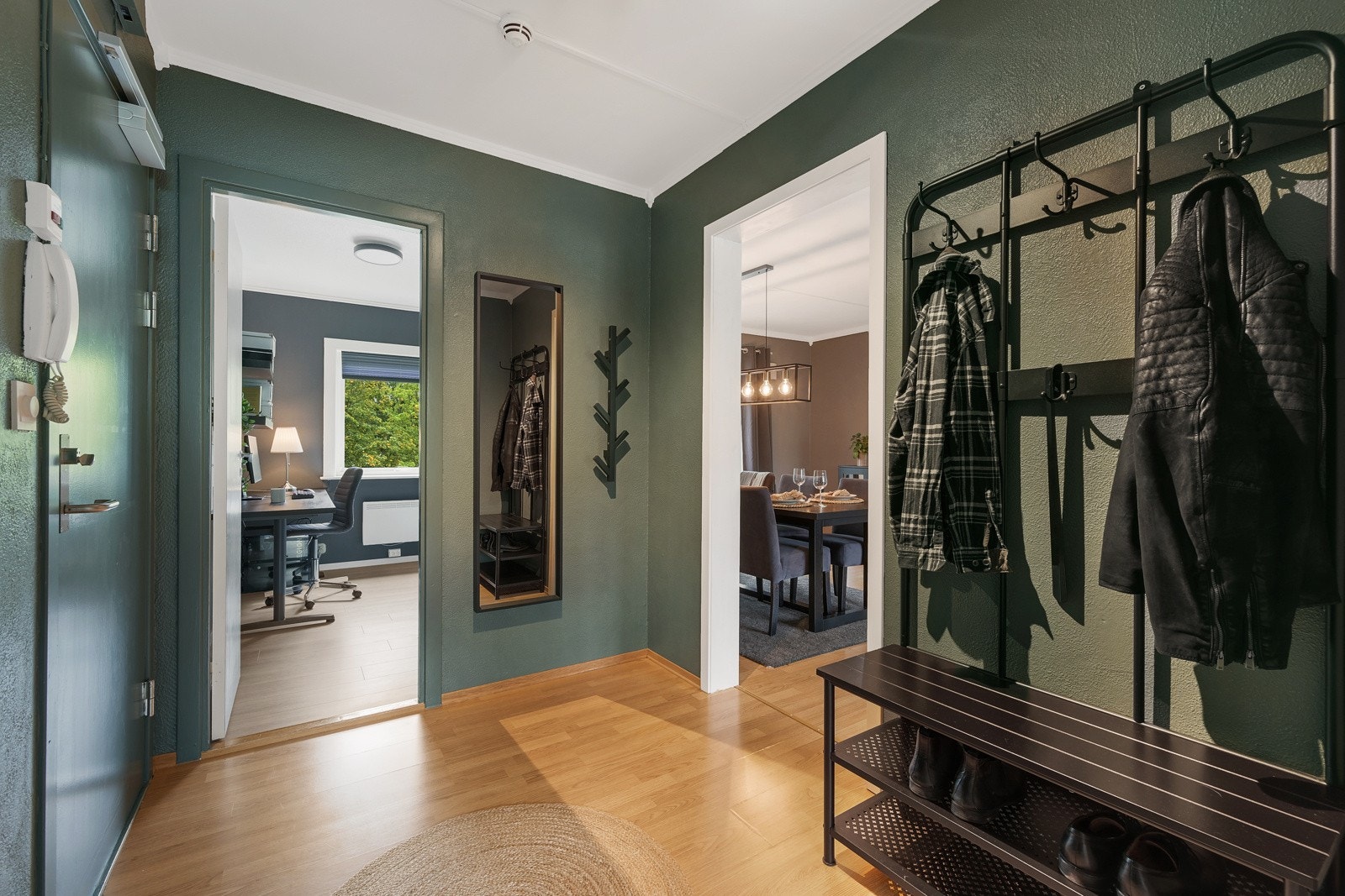 Entre med plass for garderobe - vi ser litt av stua midt i bildet og det ene av tre soverom Galleribilde