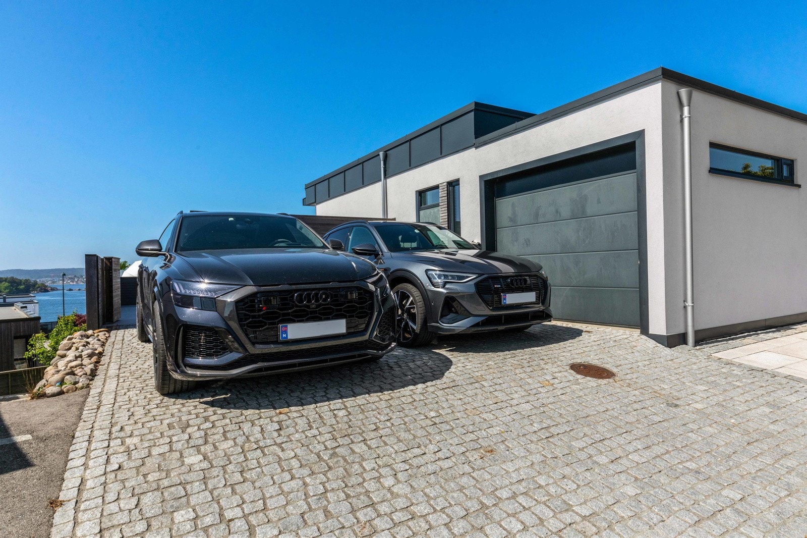 Tilhørende garasje og biloppstillingsplass på tomt Galleribilde