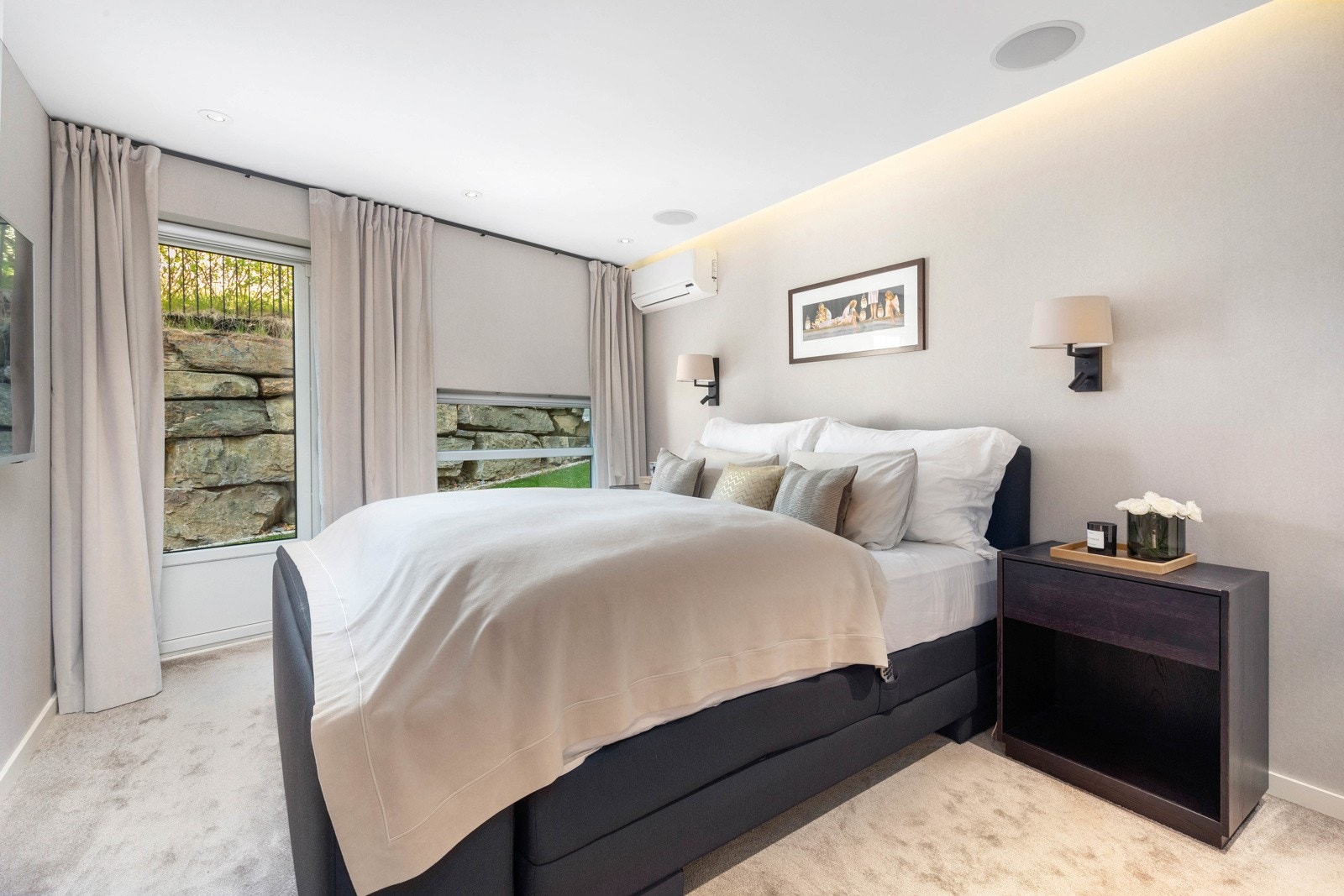 Hovedsoverom i underetasje med god plass til dobbeltseng Galleribilde