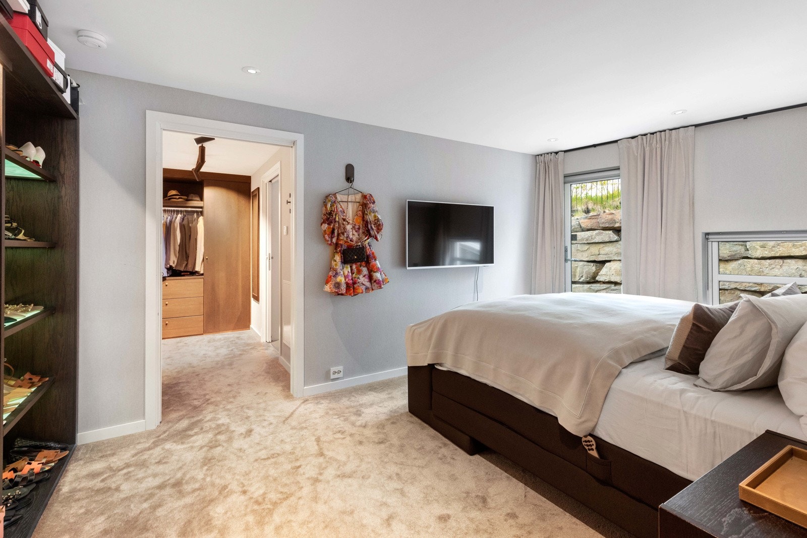 Inngang til walk-in closet og bad fra hovedsoverom Galleribilde