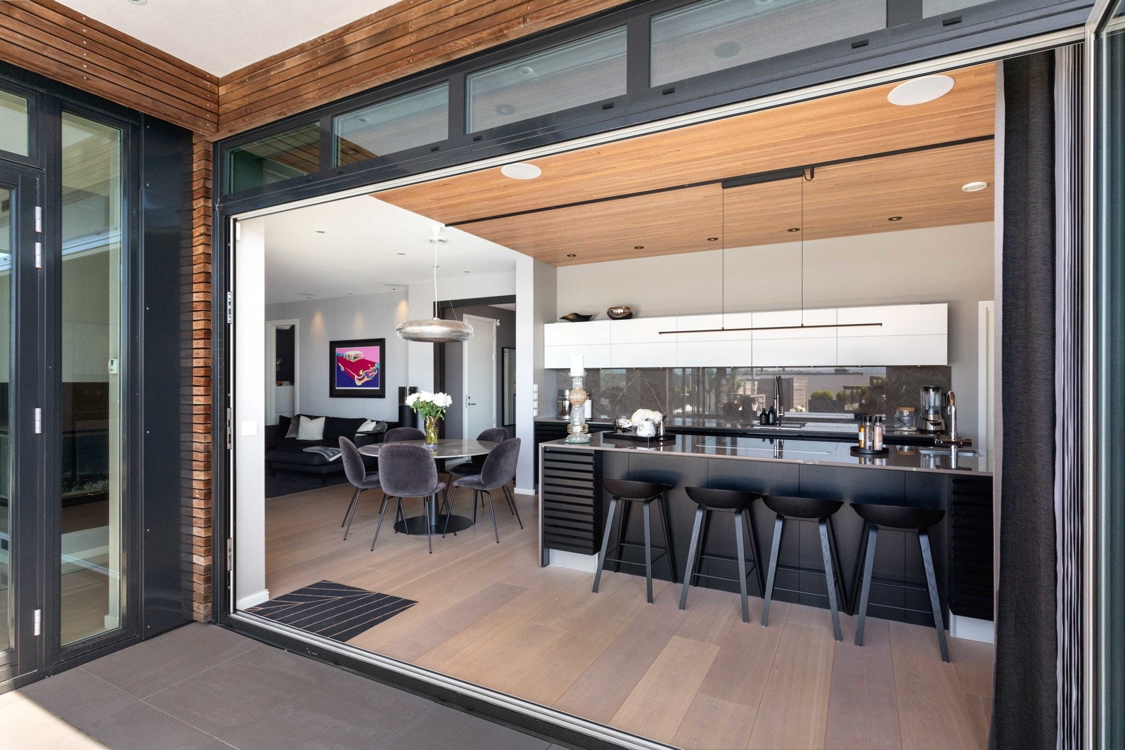 Inngang til kjøkken via uteområde Galleribilde