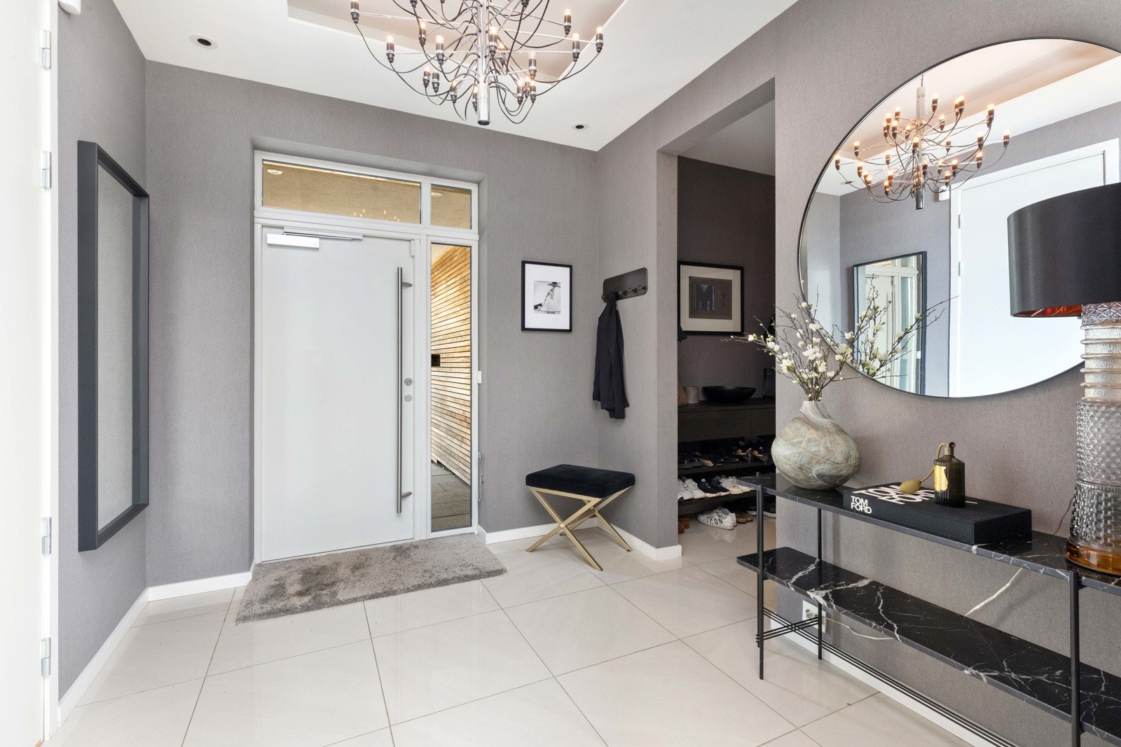 Romslig flislagt gang/entré Galleribilde