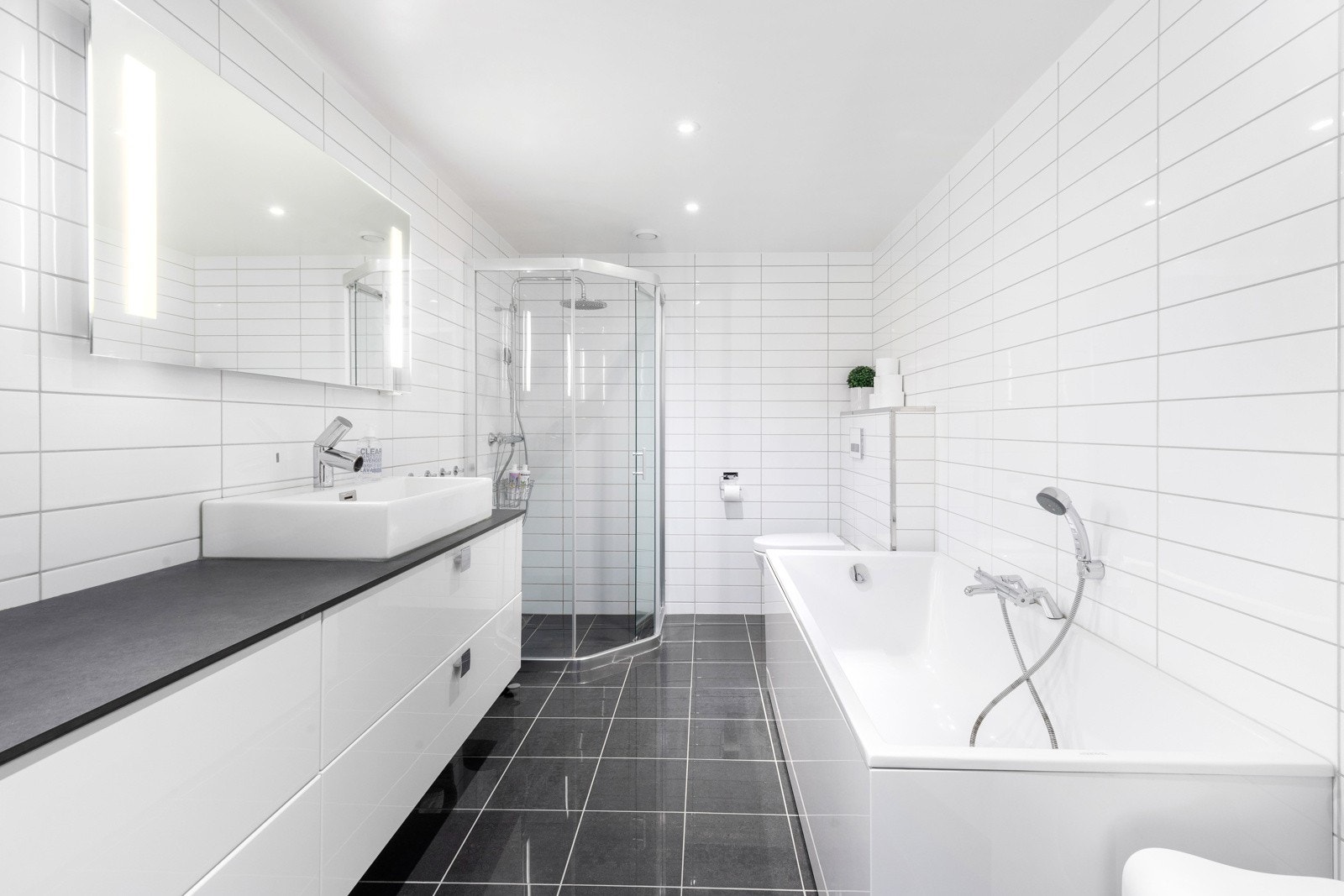 Stort flislagt bad med varmekabler i gulv Galleribilde